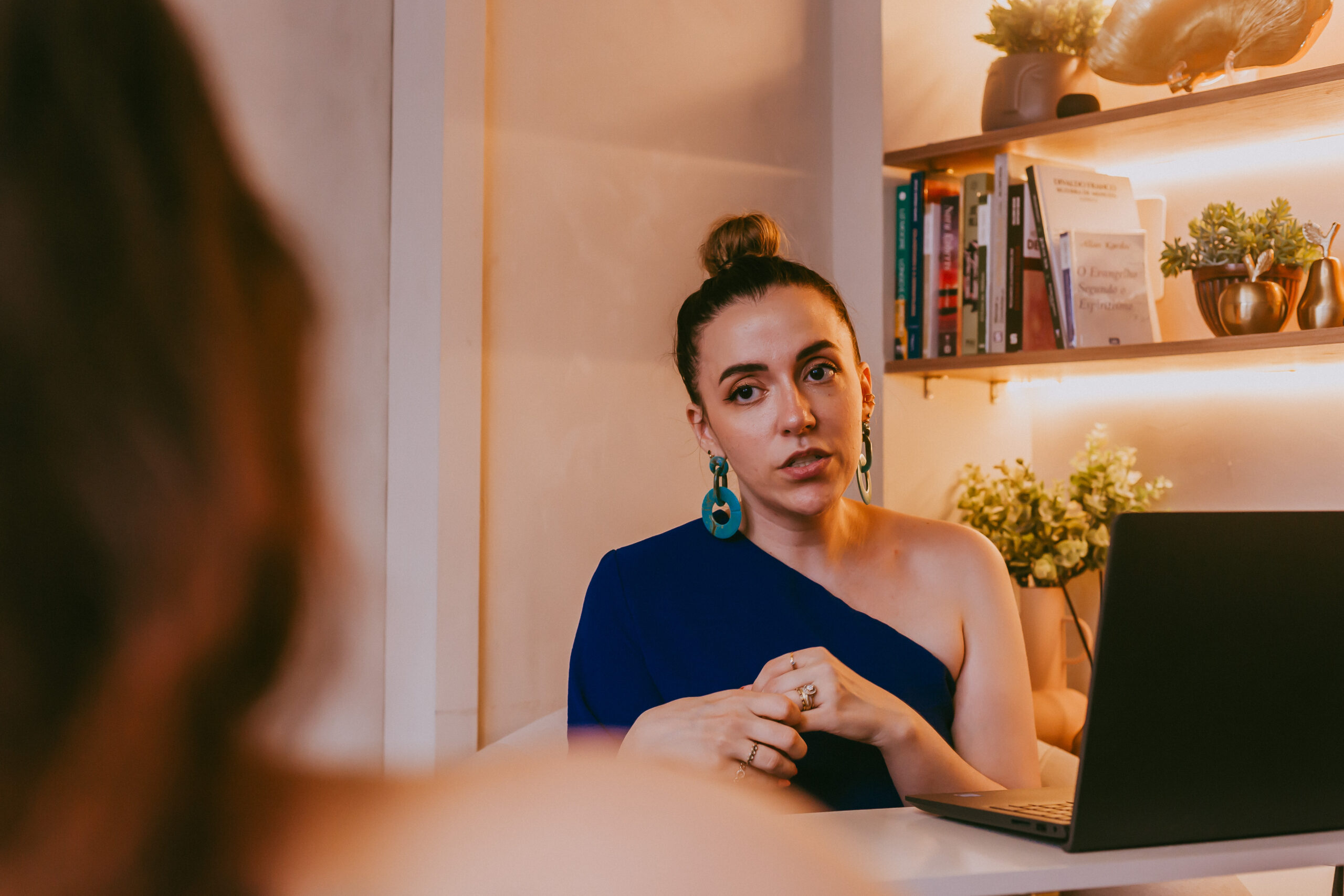 Dra. Natasha Veloso aplicando o método CAHPEX Oasyum durante em paciente com queda capilar feminina