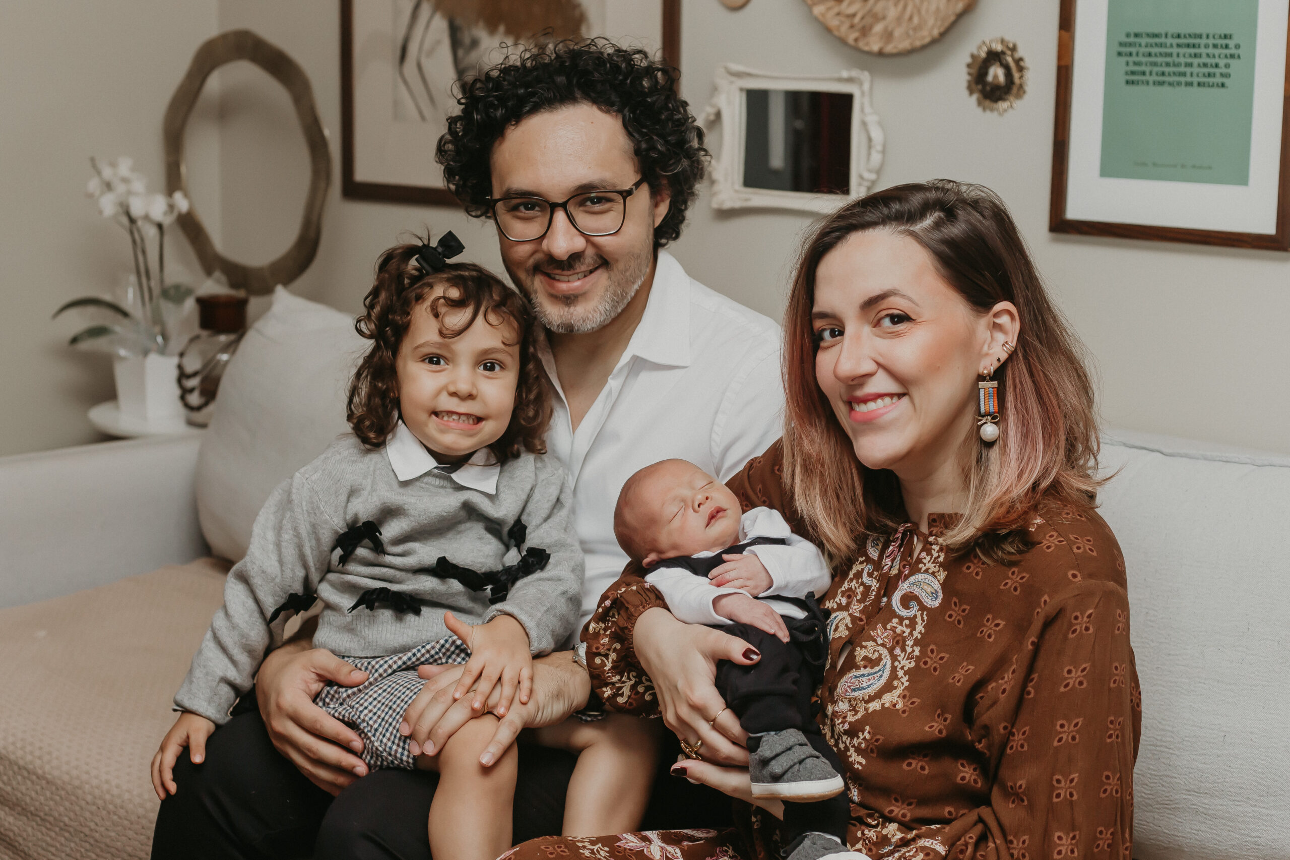 Foto da família da Dra. Veloso com seu marido e dois filhos.