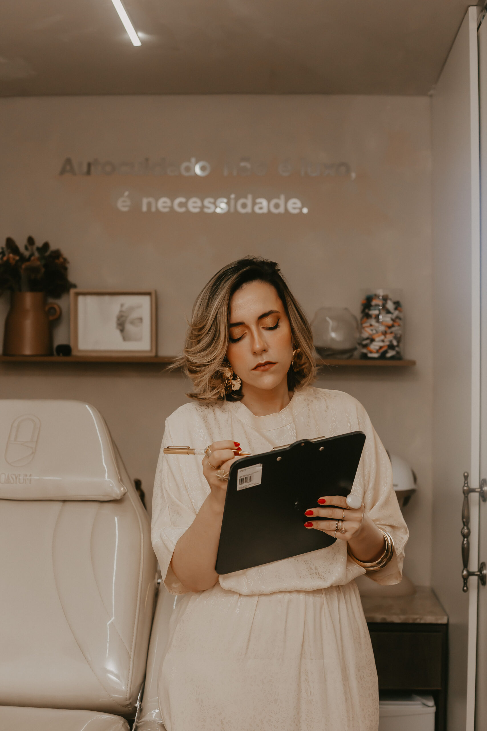 Médica tricologista explicando a relação entre estrogênio e queda de cabelo depois dos 40 anos