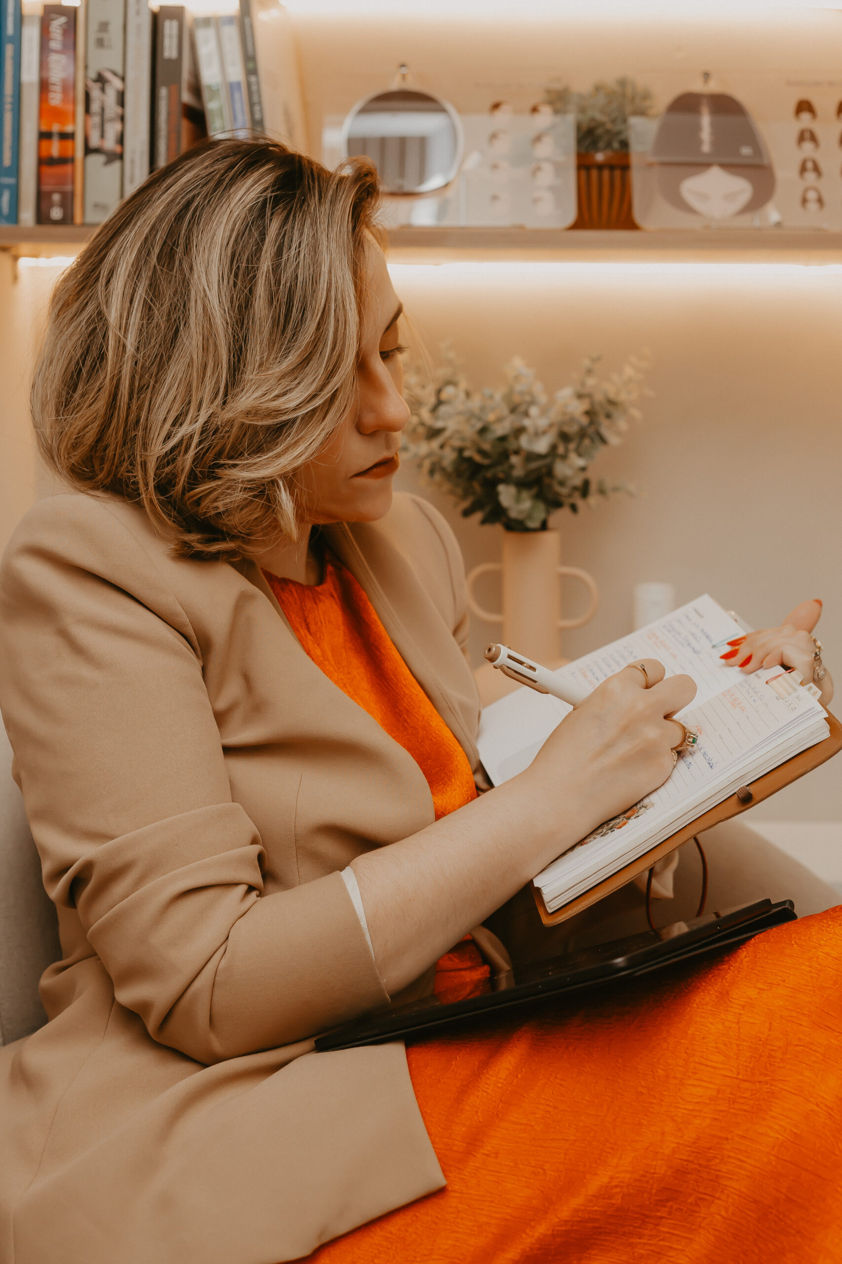 Médica tricologista explicando a relação entre reposição hormonal e queda de cabelo na menopausa