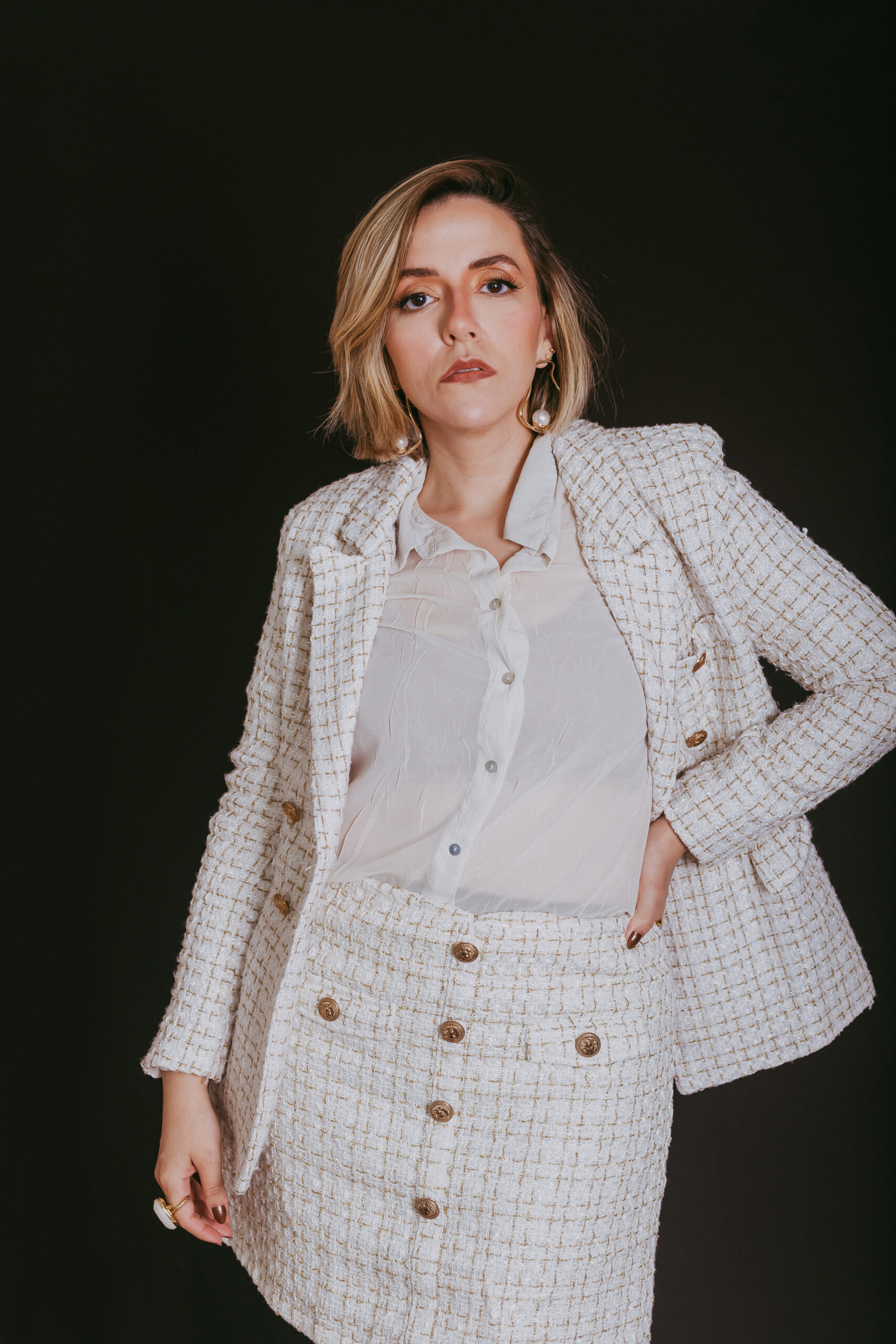Dra. Natasha Veloso, médica tricologista em São Paulo, explicando a diferença entre tricologista médico e não médico